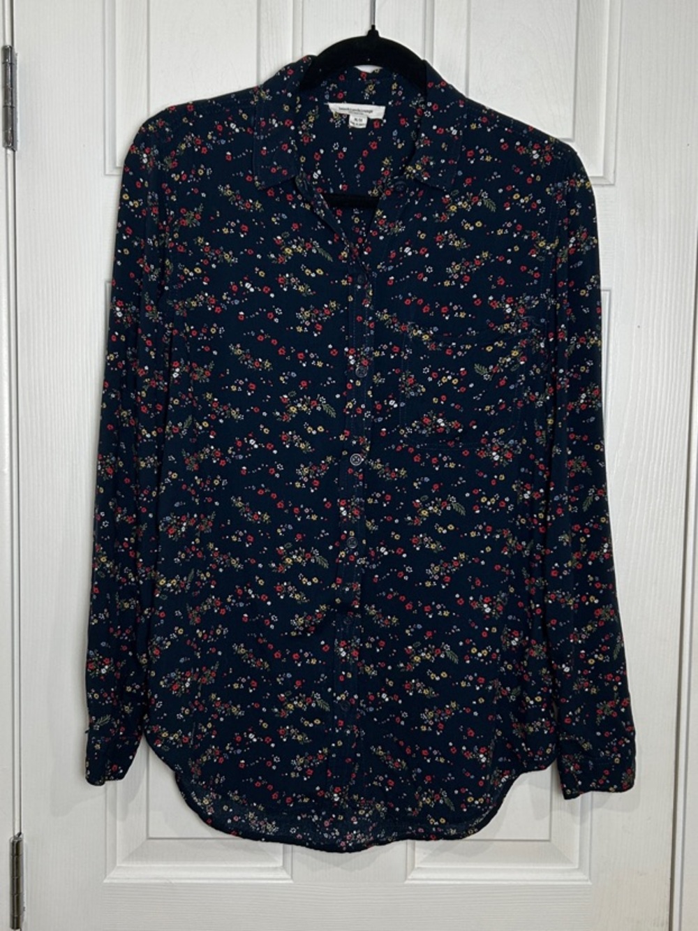 beachlunchlounge Navy Floral Button-Down Shirt Medium - Picture 1 of 11